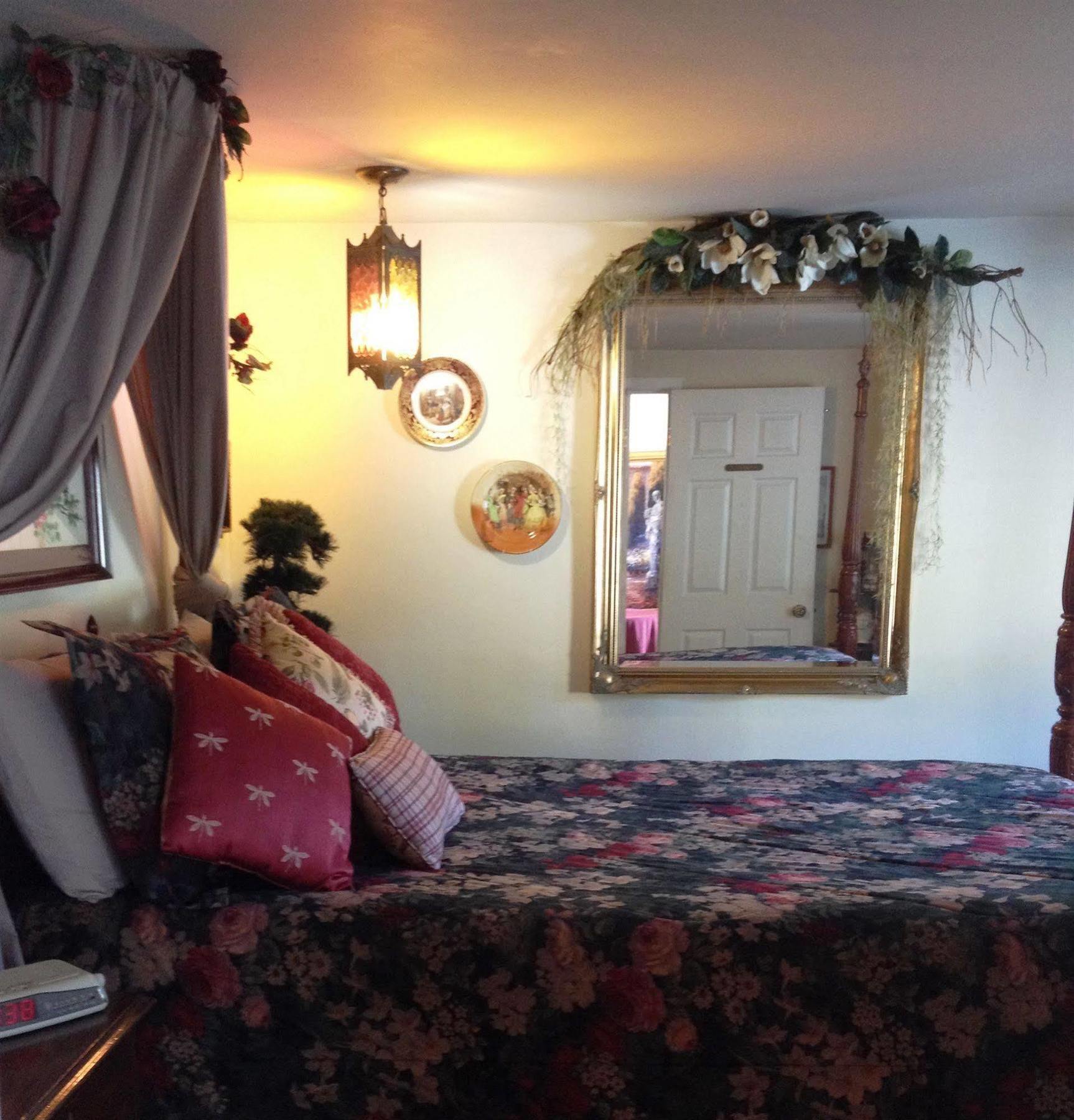 The Stone Hedge Bed And Breakfast Ричмонд Экстерьер фото